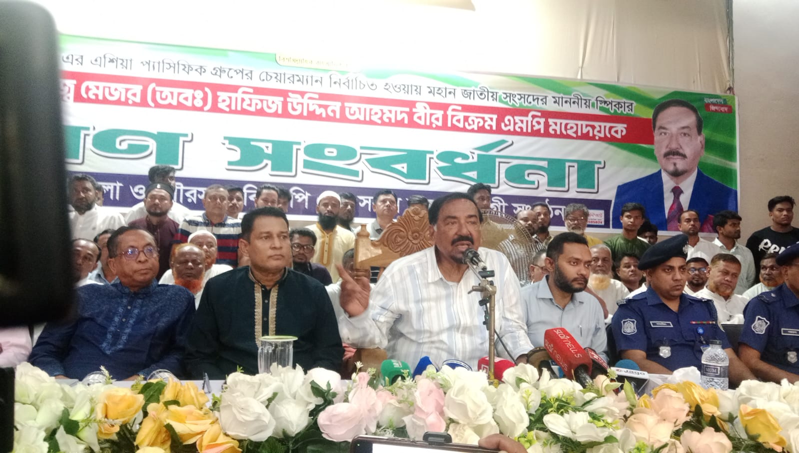 লালমোহনে স্পিকার মেজর হাফিজকে গণসংবর্ধনা